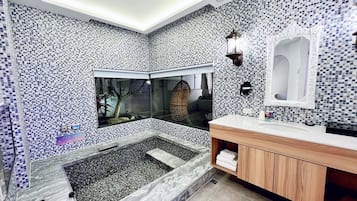 Individually decorated, blackout drapes, free WiFi, bed sheets