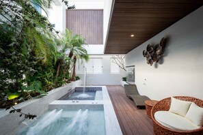 Legend Room (Consecutive night 12 pm check-out required, extra fees for guests stay consecutively) | Private spa tub