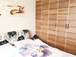 Apartamento, 2 habitaciones | 2 dormitorios, cortinas opacas, wifi gratis y ropa de cama