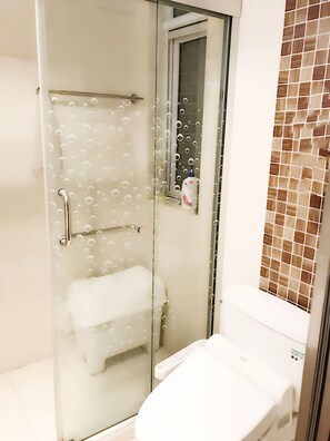 Apartamento, 2 habitaciones | Baño | Ducha, artículos de higiene personal gratuitos y secador de pelo