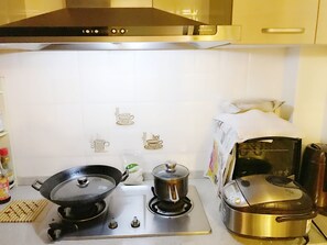 Apartamento, 2 habitaciones | Cocina básica privada | Frigorífico grande, microondas (previa solicitud) y placa de cocina