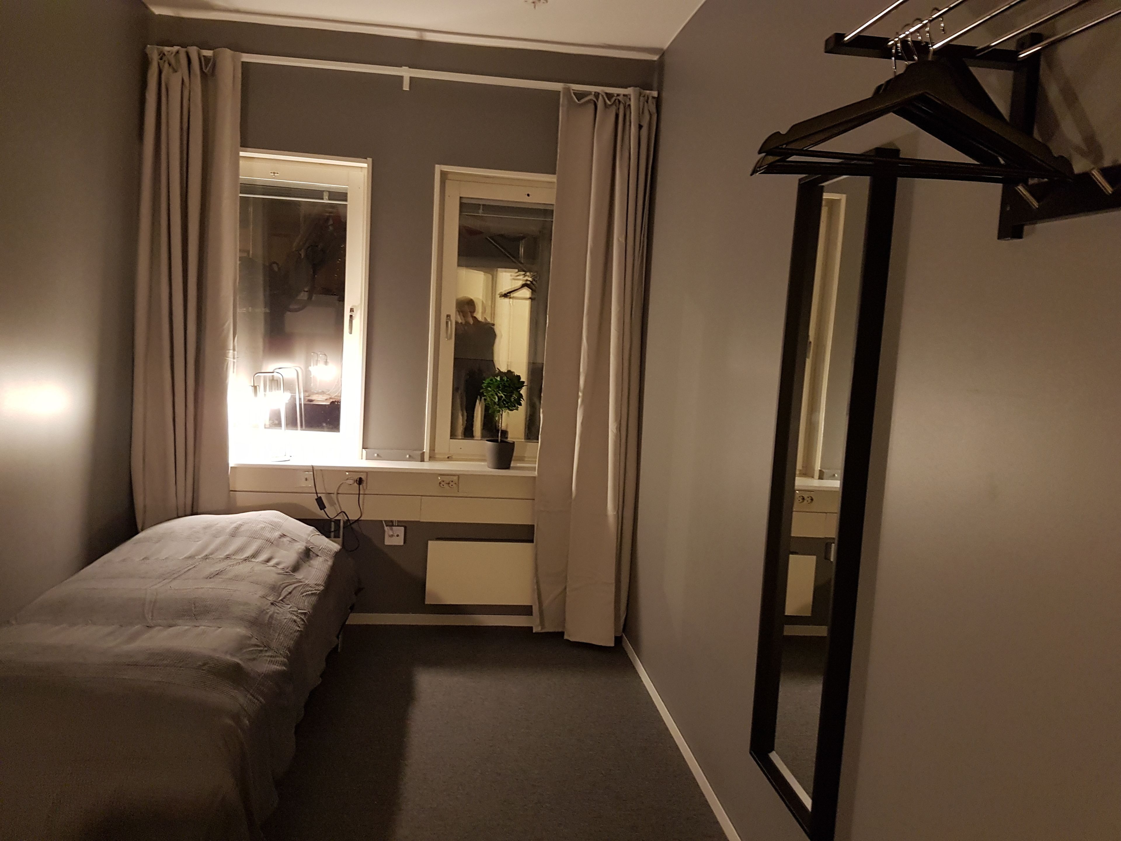 Camera singola, bagno condiviso | Tende oscuranti, ferro/asse da stiro, Wi-Fi gratuito, lenzuola