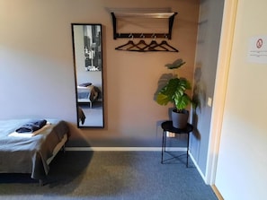 Habitación con 2 camas individuales, baño compartido | Cortinas opacas, tabla de planchar con plancha, wifi gratis