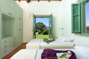 4 Schlafzimmer, Zimmersafe, Schreibtisch, Bügeleisen/Bügelbrett