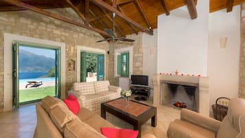 Televisio, takka, DVD-soitin, stereot