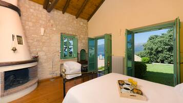 4 chambres, coffres-forts dans les chambres, bureau