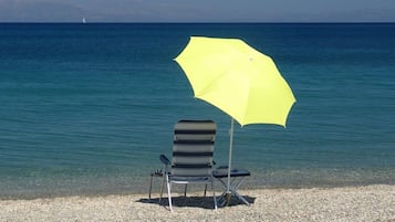 Ranta lähistöllä, aurinkotuoleja