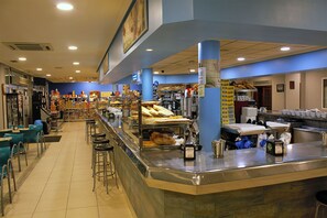 Tägliches kontinentales Frühstück gegen Gebühr