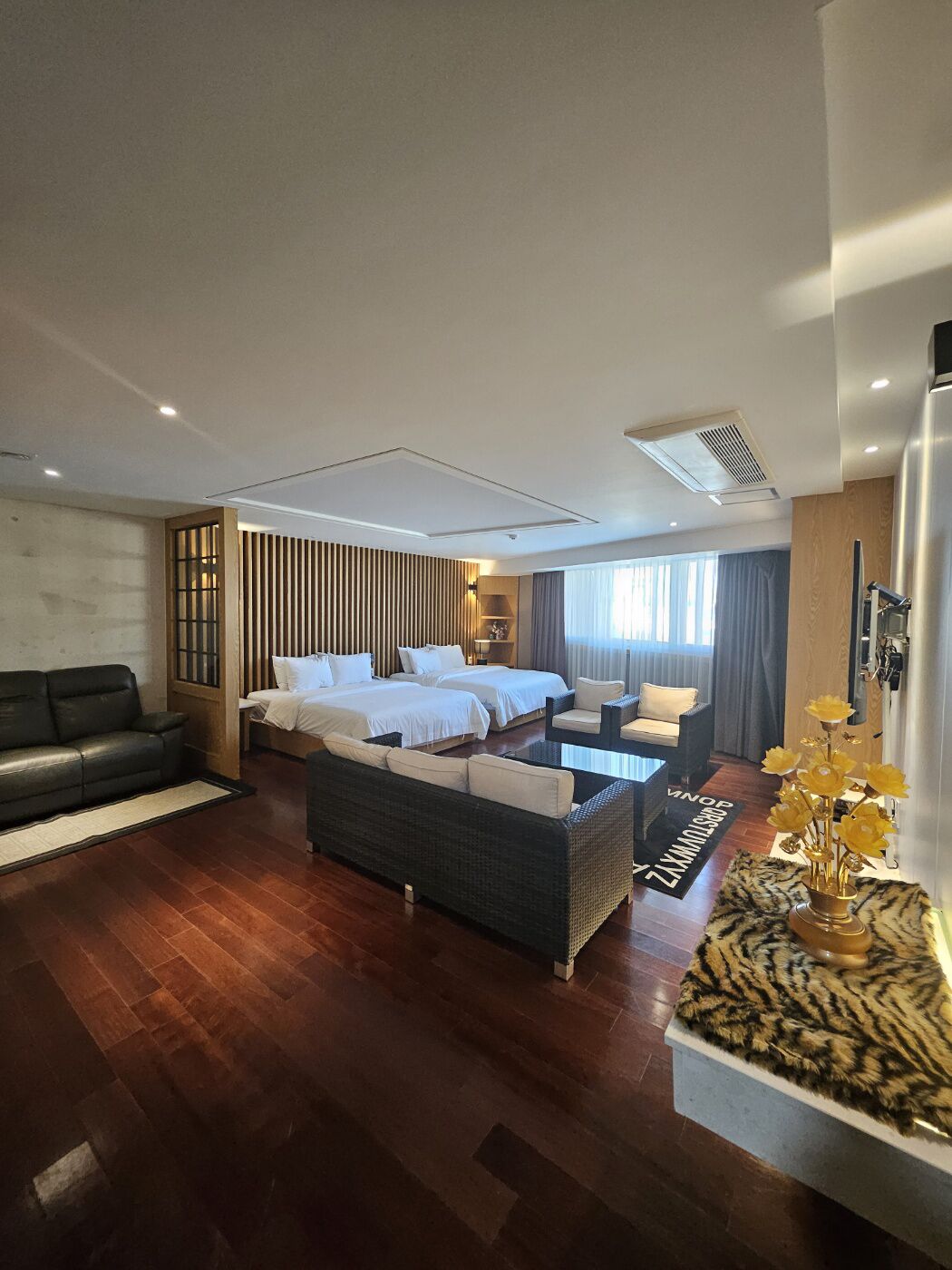 soundproofing, free wifi, bed sheets