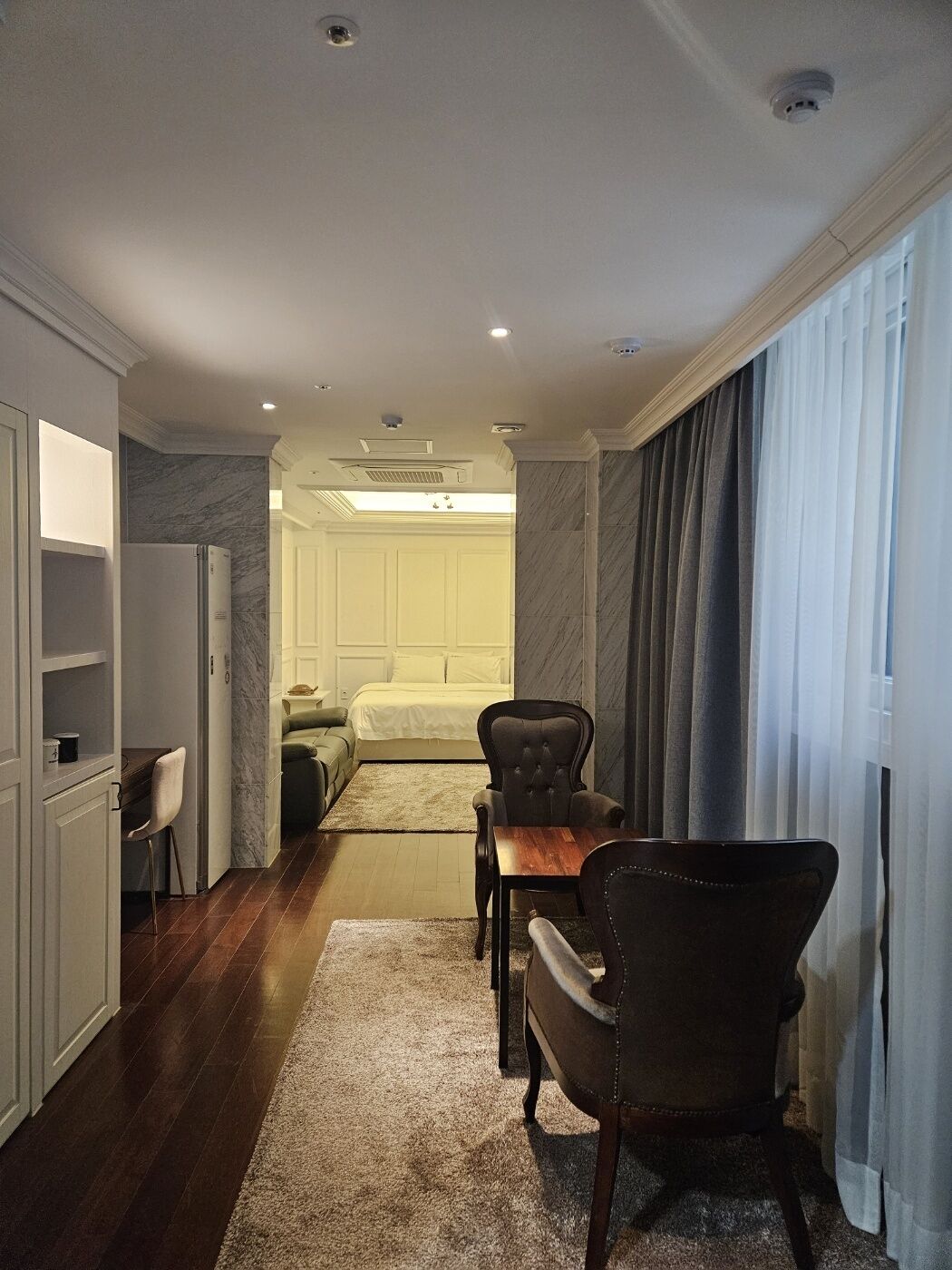 soundproofing, free wifi, bed sheets