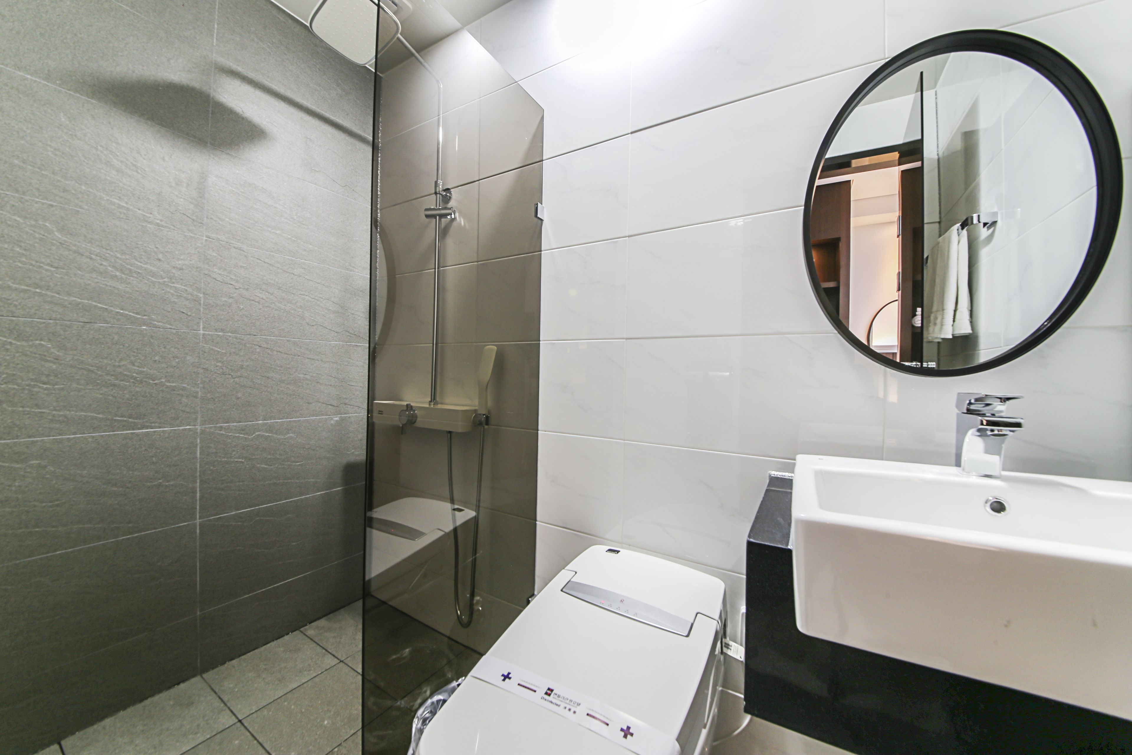 standard twin room | bathroom sink