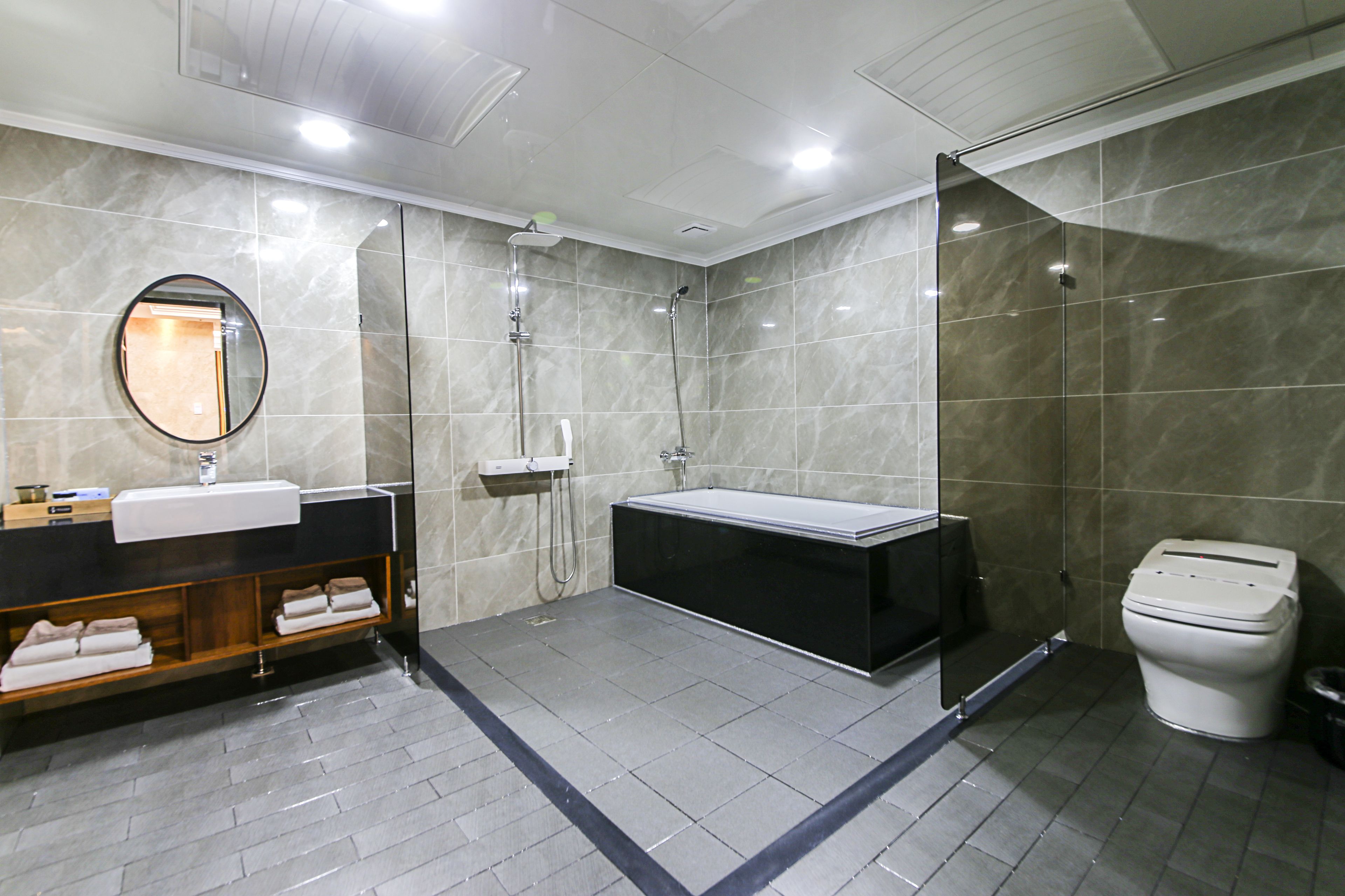 bentley suite (a type) | bathroom | shower, free toiletries, hair dryer, bathrobes