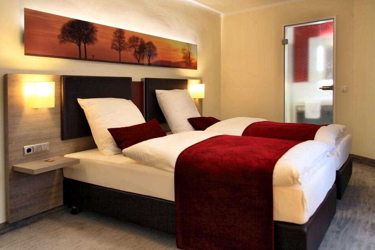 Comfort Double Room | Hypo-allergenic bedding available, in-room safe, desk, laptop workspace