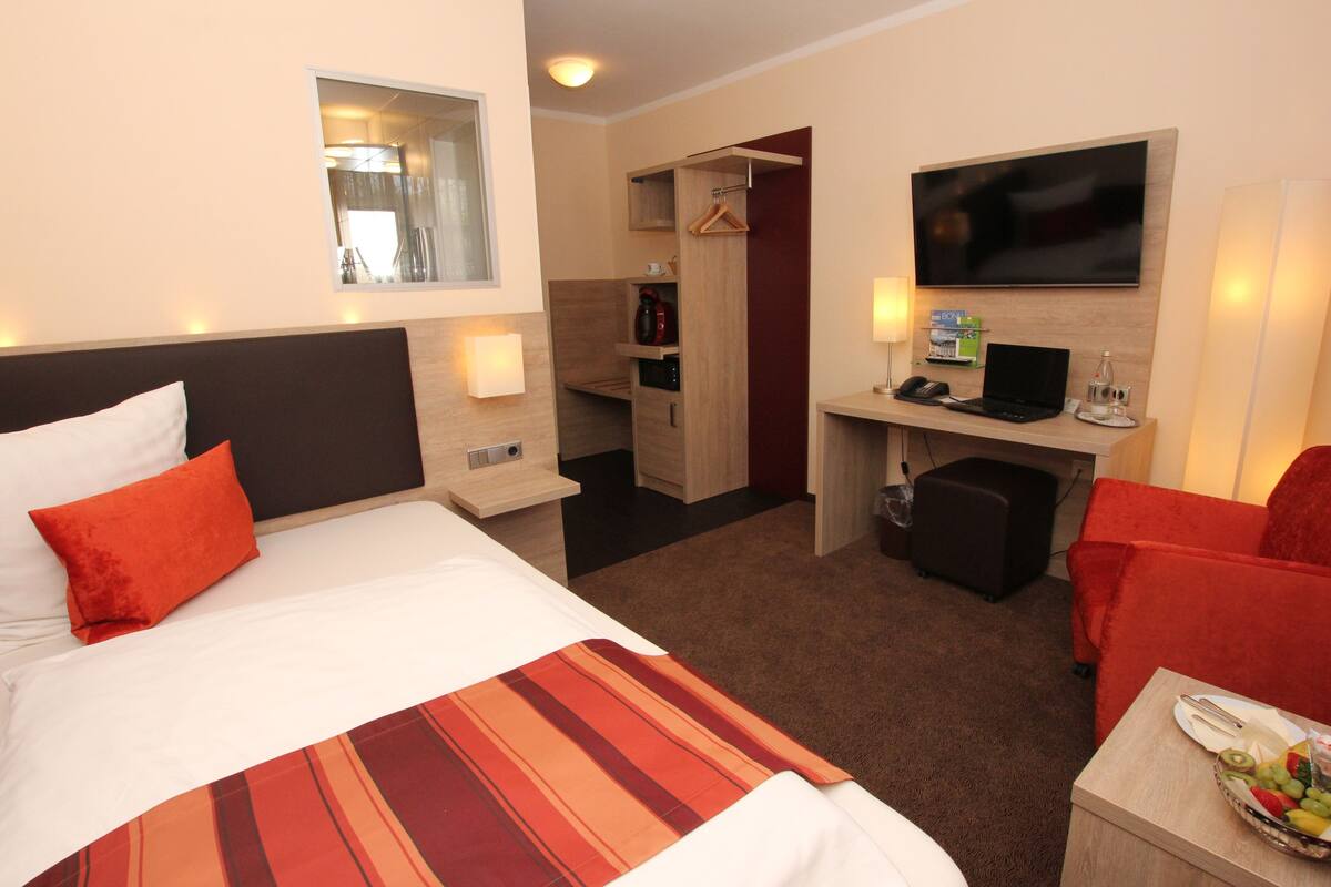 Comfort Single Room | Hypo-allergenic bedding available, in-room safe, desk, laptop workspace