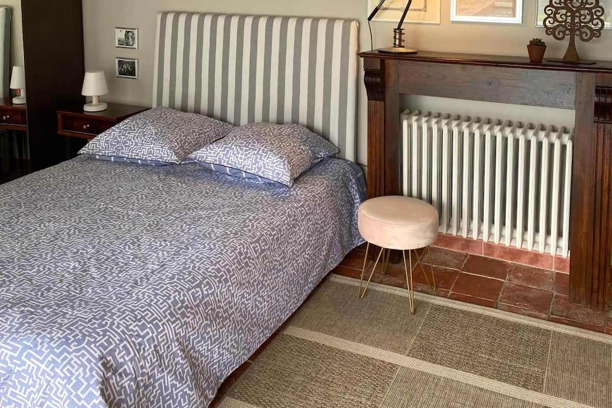 Habitación doble, 1 cama matrimonial (Chambre Pool House) | Decoración personalizada, muebles diferentes, escritorio y wifi gratis