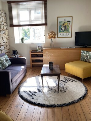 Duplex (Chambre Garden View) | Living area | Flat-screen TV - Villa Tourelle (Dinan)