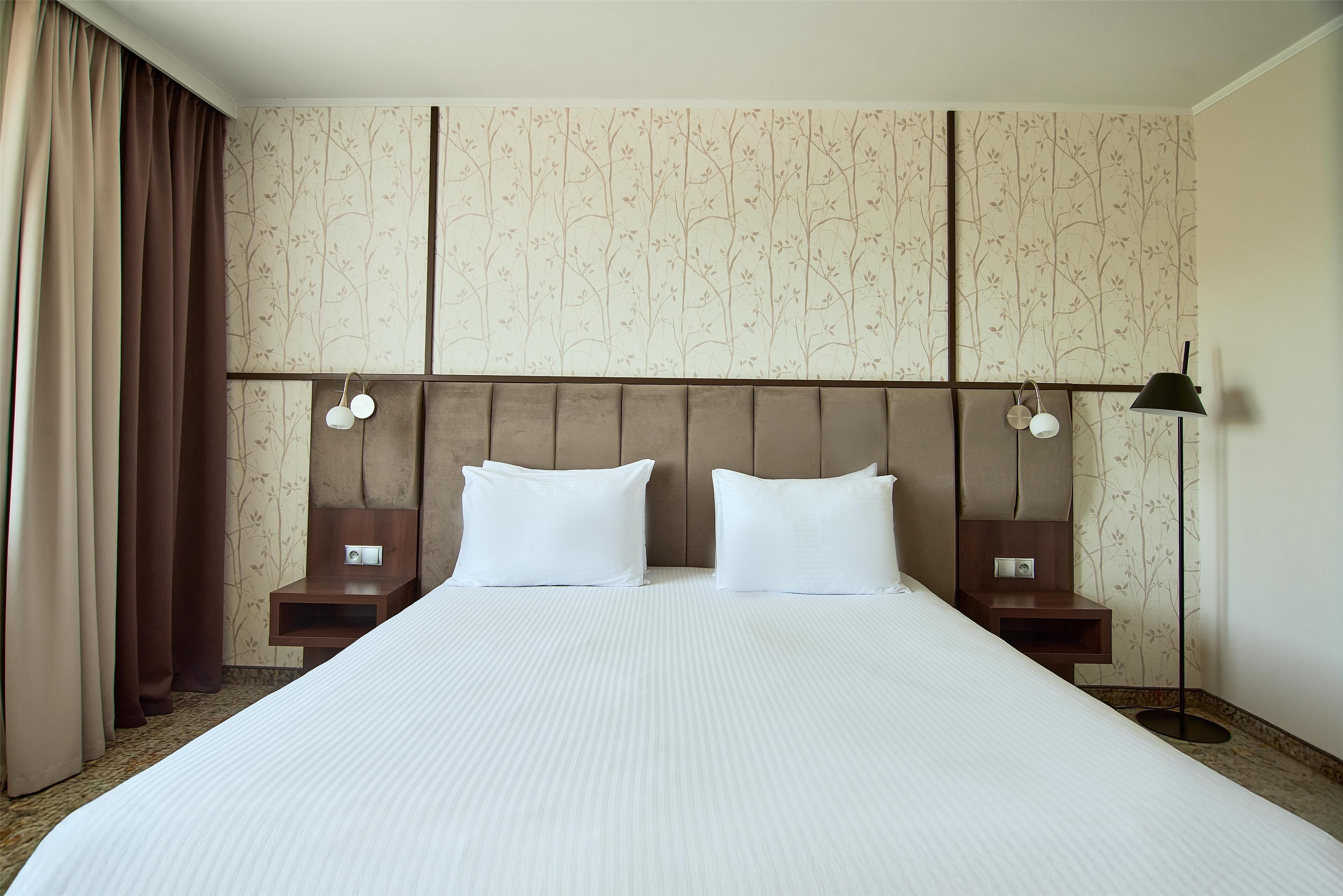 junior suite, 1 king bed with sofa bed, bathtub | minibar, in-room safe, desk, laptop workspace