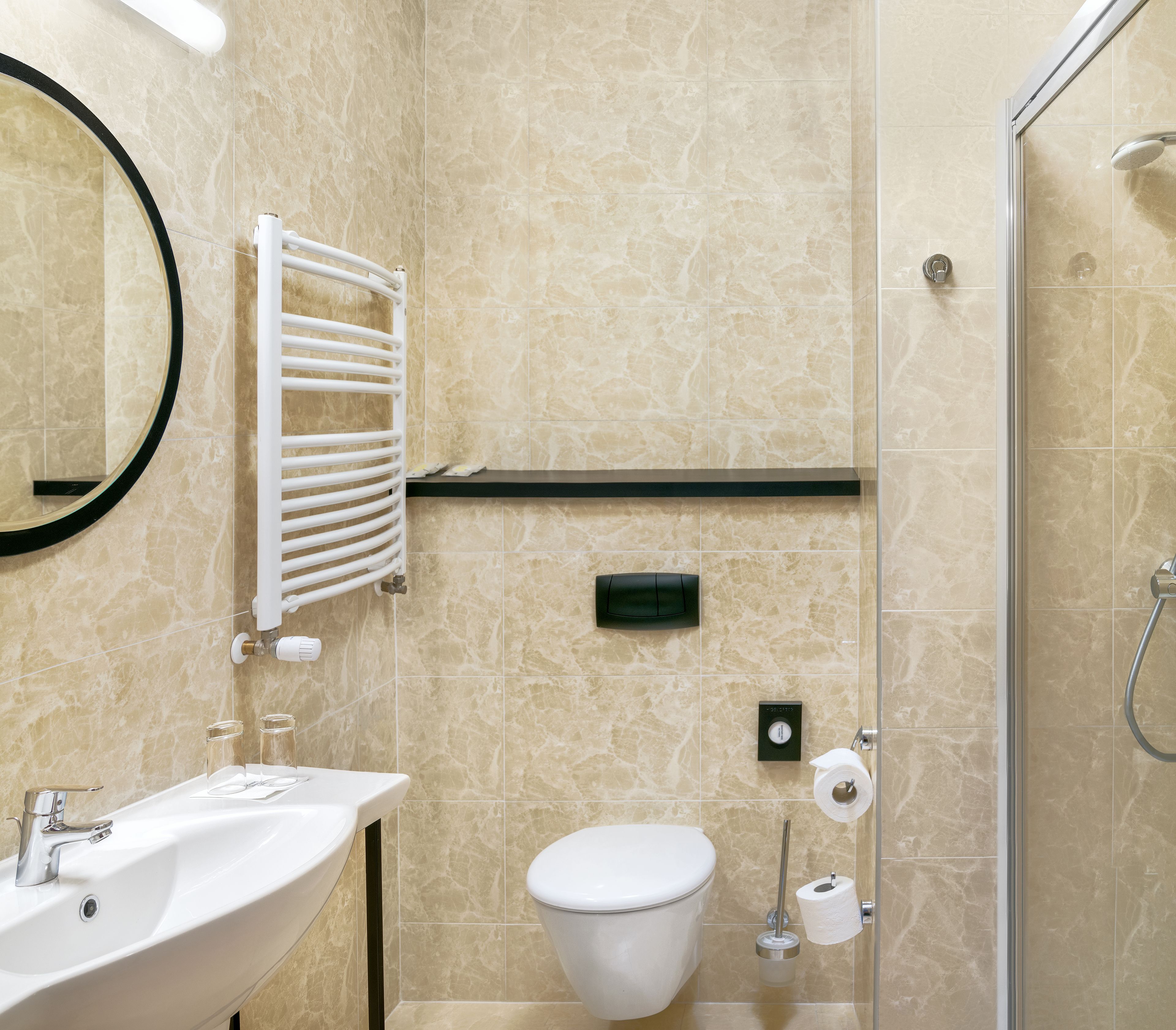 Un baño con lavamanos, inodoro y ducha.