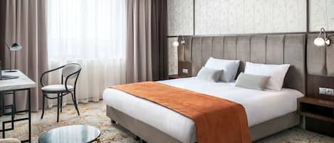 Minibar, Zimmersafe, Schreibtisch, laptopgeeigneter Arbeitsplatz