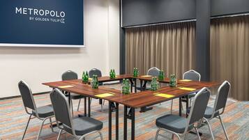 Un salón de conferencias con una pantalla grande que muestra