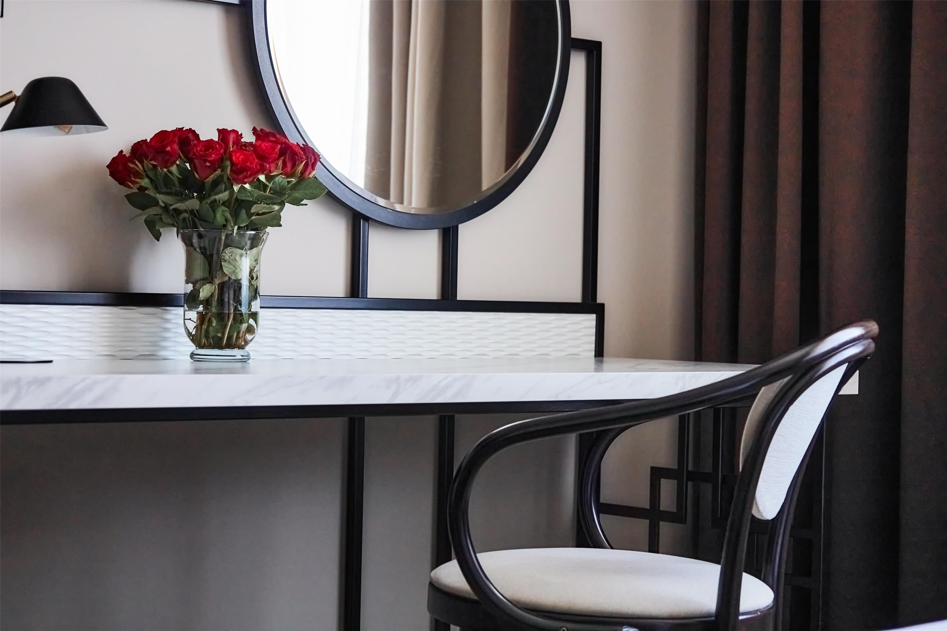 junior suite, 1 king bed with sofa bed, bathtub | room amenity