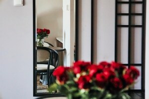 Junior Suite, 1 King Bed with Sofa bed, Bathtub | Room amenity - Metropolo by Golden Tulip (Kraków)
