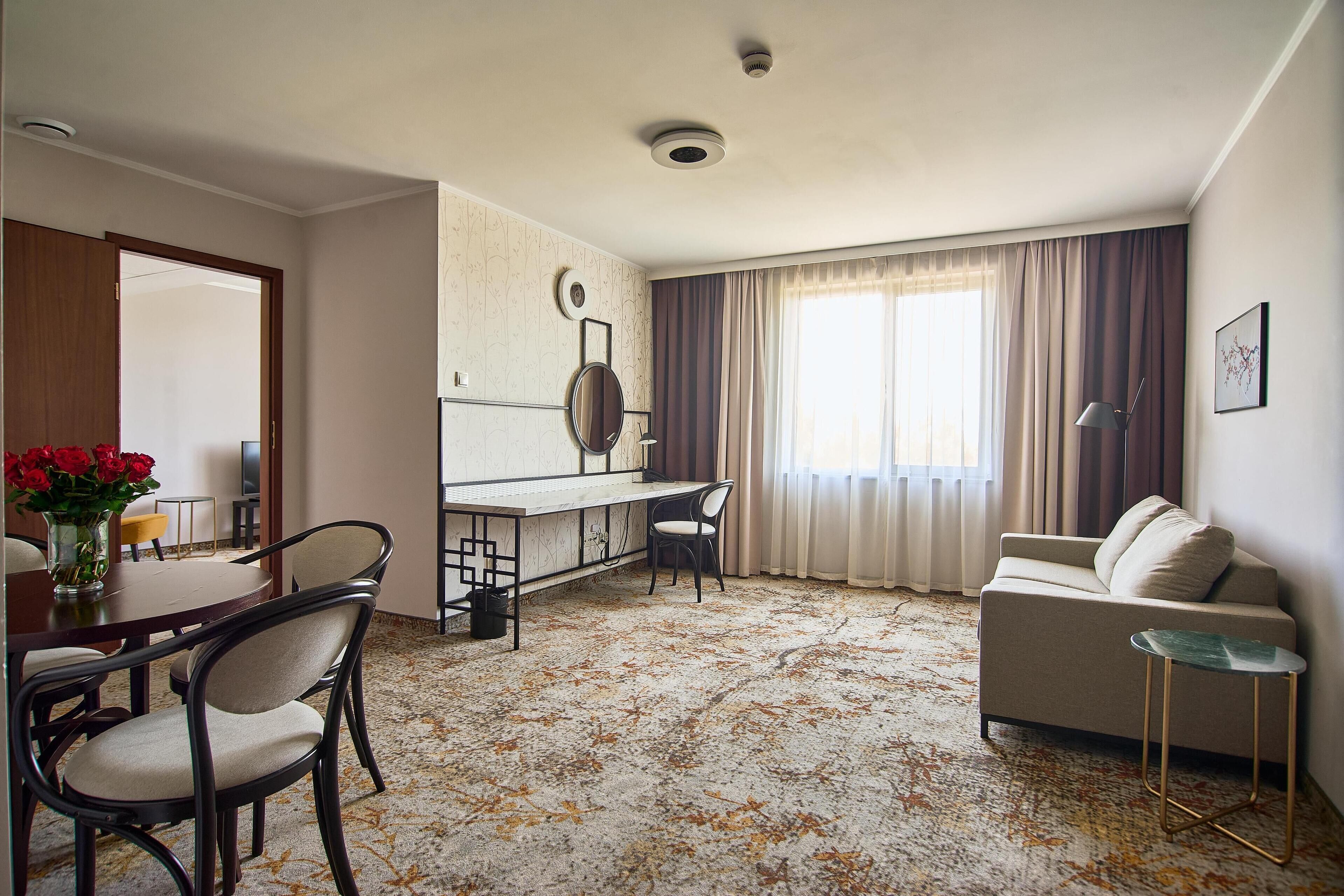 Junior Suite, 1 King Bed with Sofa bed, Bathtub | Minibar, in-room safe, desk, laptop workspace