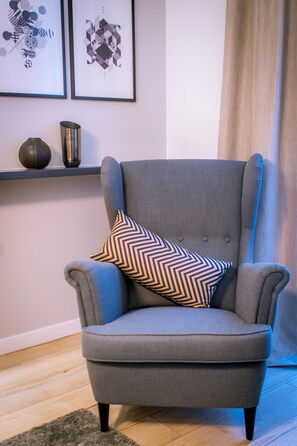 Deluxe-huone, kaupunkinäköala | Oleskelualue | 43–tuumainen äly-TV, jossa satelliittikanavat