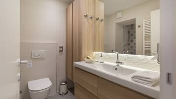 Appartement | Salle de bain | Douche, douche à « effet pluie », articles de toilette gratuits