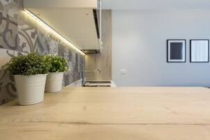 Apartamento | Cozinha americana privada | Frigobar, máquina de café expresso, cafeteira/chaleira