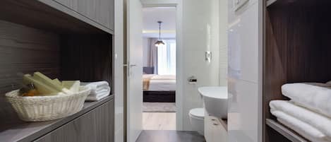 Deluxe Room, City View | 1 bedroom, hypo-allergenic bedding, pillowtop beds, free minibar