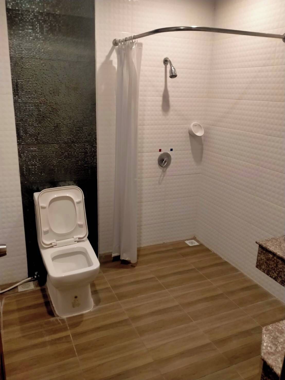 Een douche, gratis toiletartikelen, handdoeken