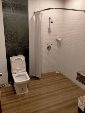 Shower, free toiletries, towels - Golden Dragon Resort (Sing Buri)