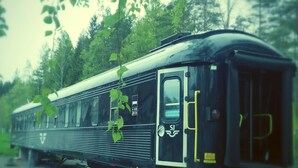Un vagone ferroviario fermo con una porta, finestre e un cartello con la scritta 'Stoccolma'.