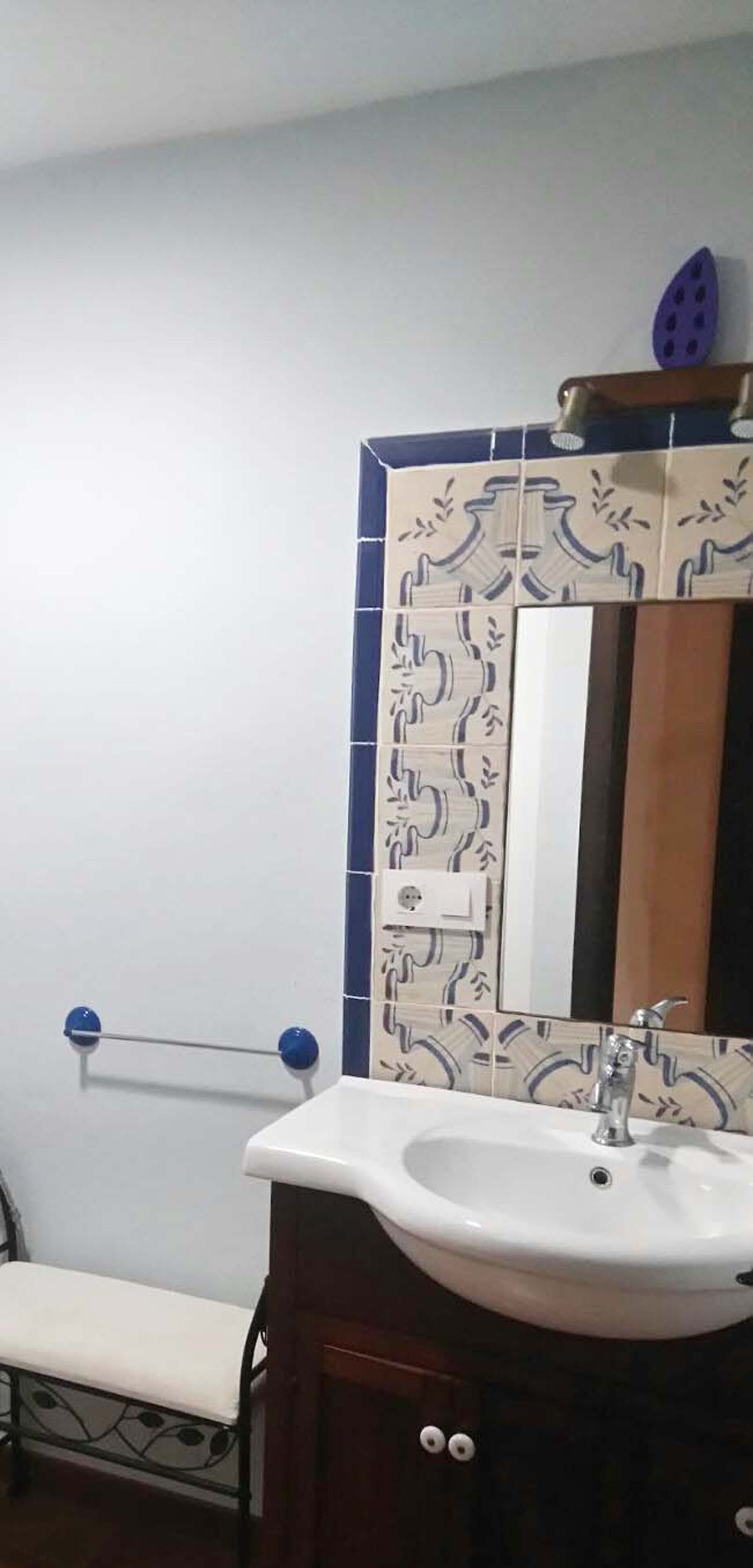 Een douche, een haardroger, handdoeken, zeep