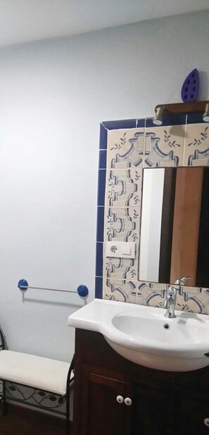 Douche, sèche-cheveux, serviettes fournies, savon