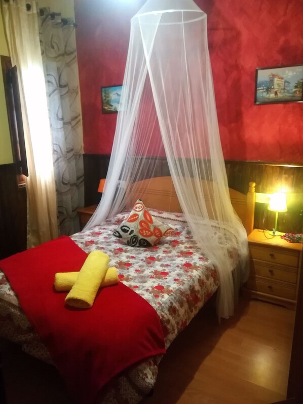 2 عدّة غرف نوم ومكواة/لوح كي وواي فاي وملاءات أسرّة