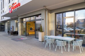 Porch - Ramada Encore by Wyndham Munich Messe (Munich)
