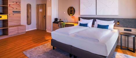 Suite Junior | Bureau, espace de travail pour ordinateur portable, rideaux occultants