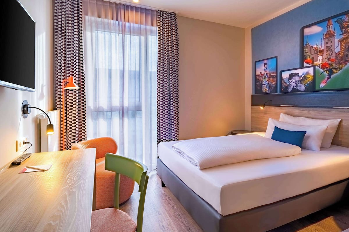Premium Room, 1 Queen Bed | Desk, laptop workspace, blackout drapes, soundproofing