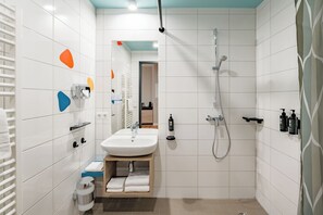 Junior Suite | Bathroom | Shower, hair dryer, towels