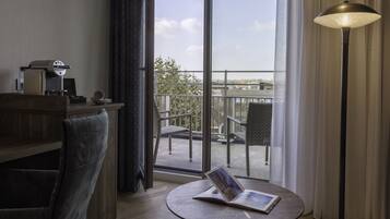 Grand Suite | Hypo-allergenic bedding, in-room safe, desk, laptop workspace