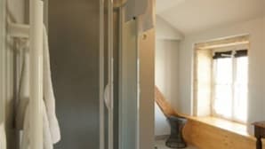 Twin Room (Gueugnonnaise) | Pancuran Bilik Mandi