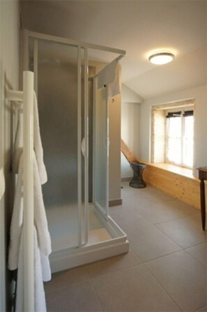 双床房 (Gueugnonnaise) | 浴室淋浴