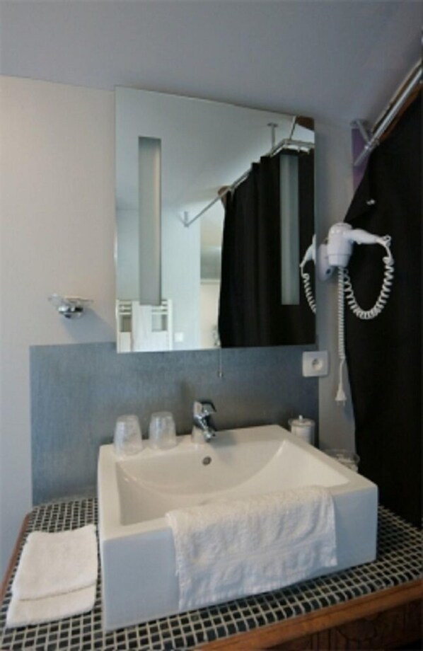 A bathroom with a large sink, a mirror, a towel, and a hairdryer. - L'Escampette (Saint-Aubin-en-Charollais)