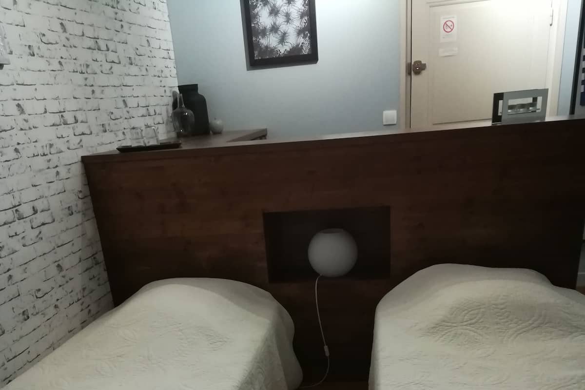 Wi-Fi gratuit, décoration personnalisée, draps fournis