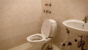 Deluxe Double Room | Bathroom | Shower, free toiletries, towels