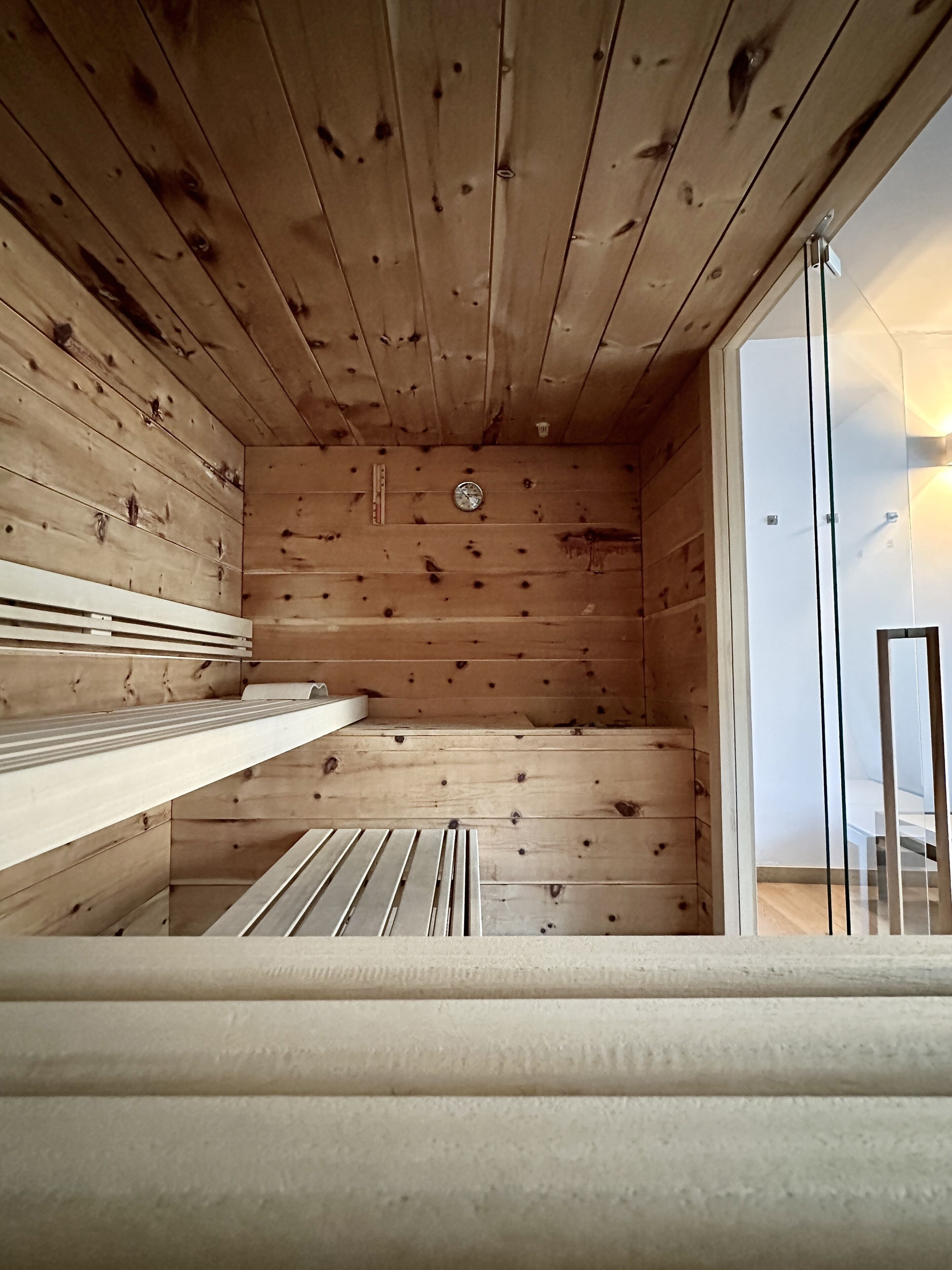 Ein Saunaraum mit Holzwänden und -bänken.