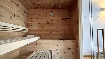 Ein Saunaraum mit Holzwänden und -bänken.