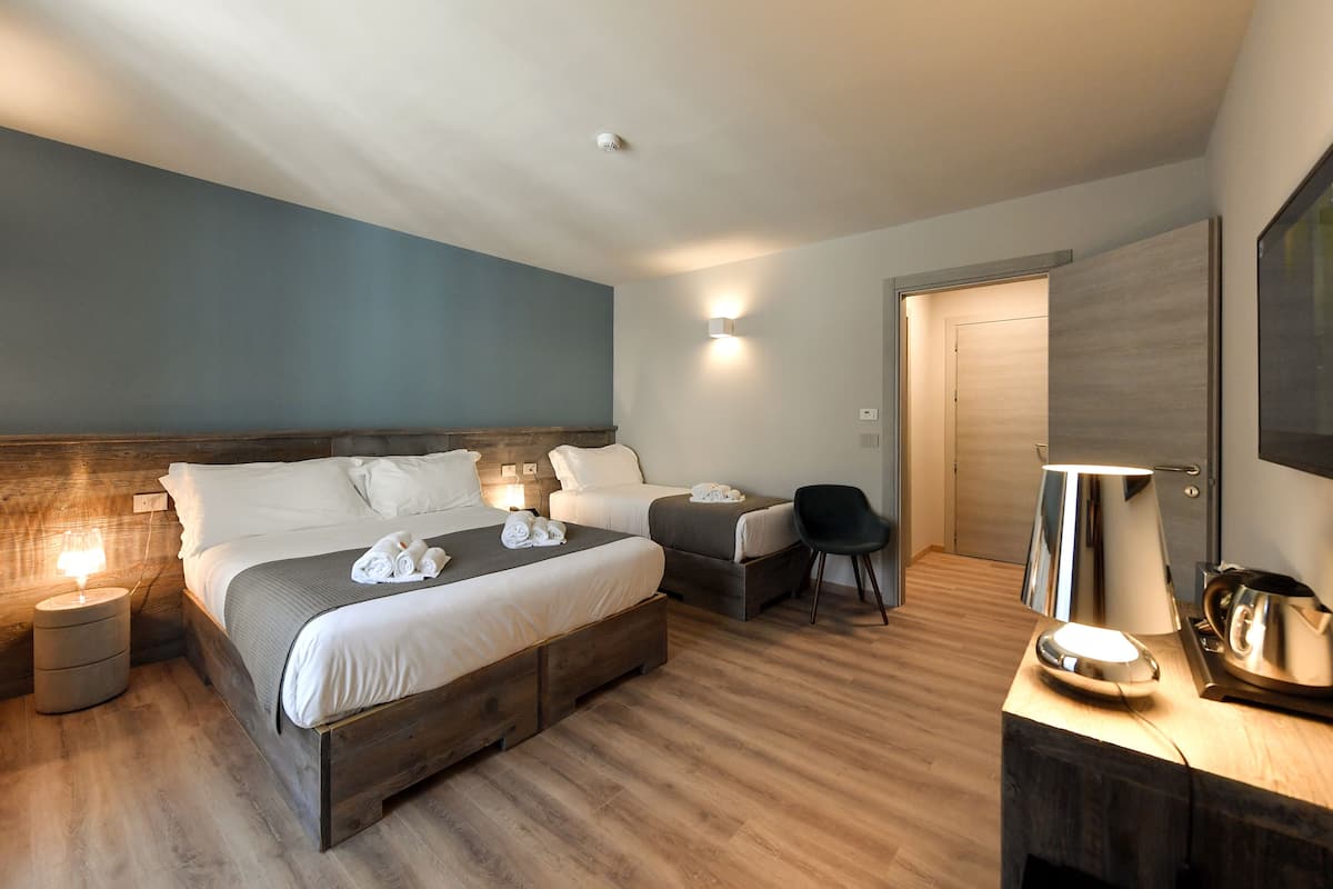 Habitación triple básica | Ropa de cama hipoalergénica y minibar